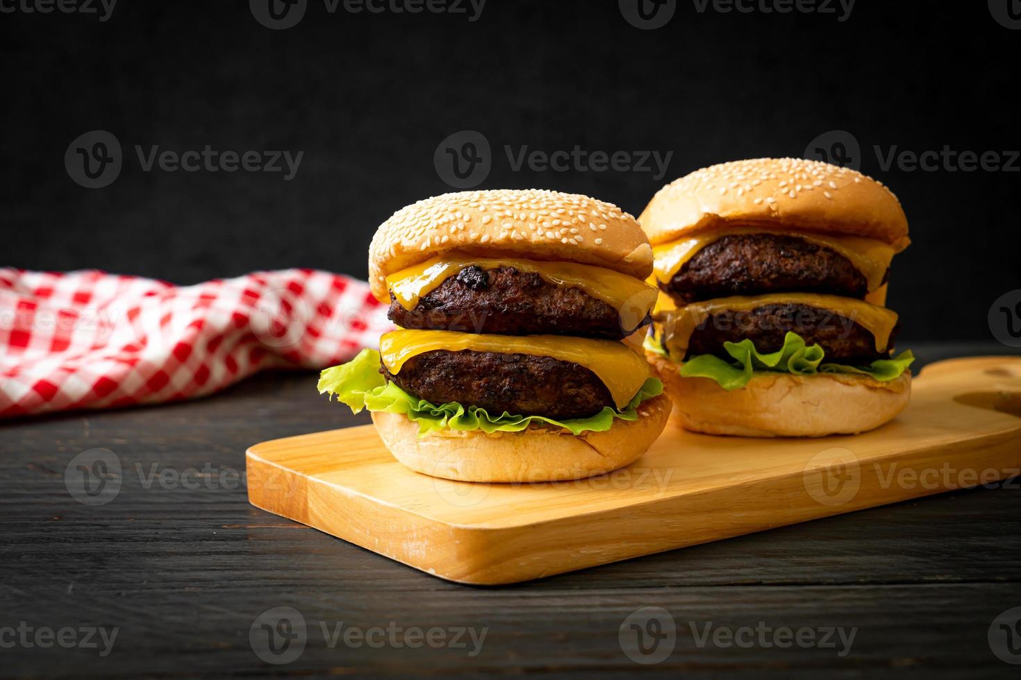 hamburgare eller nötköttburgare med ost - ohälsosam matstil foto