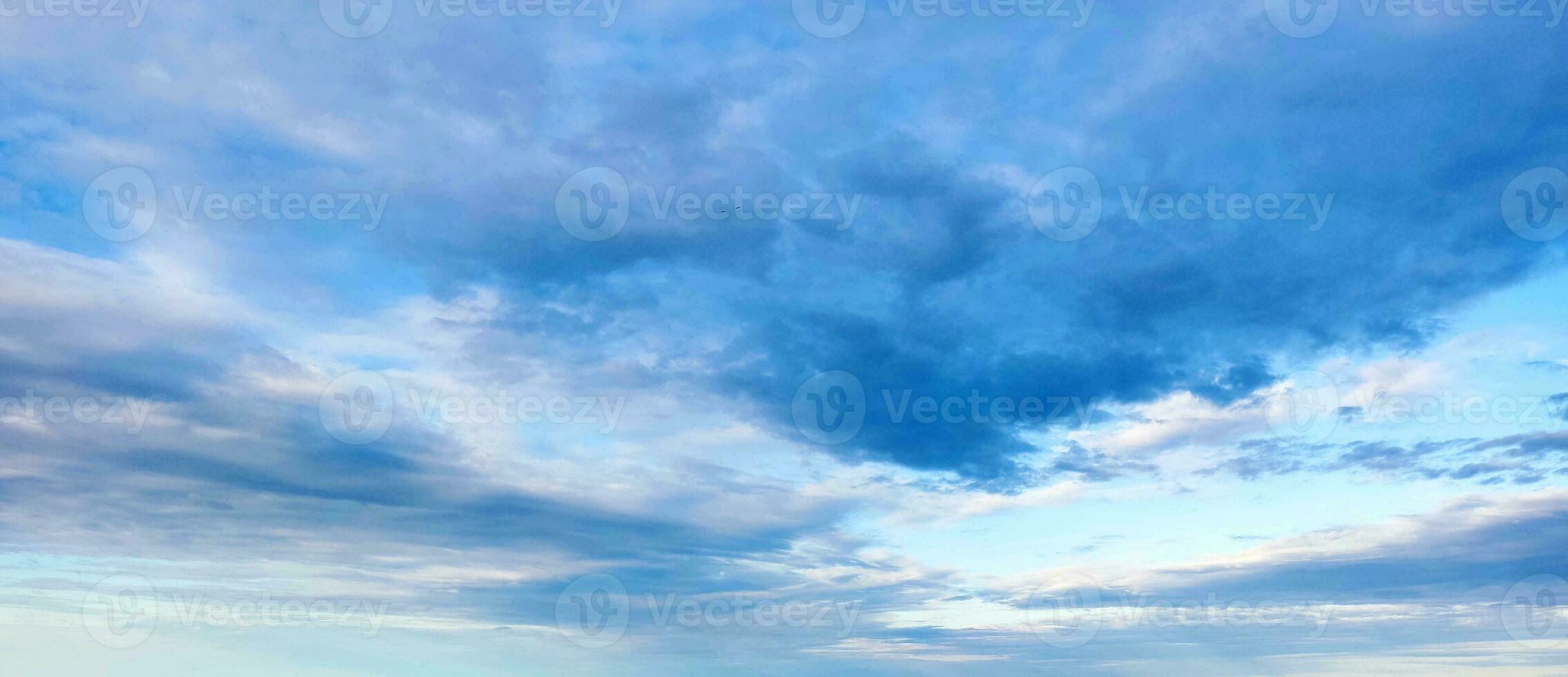 blå himmel bakgrund med vit moln. skönhet ljus luft bakgrund. dyster levande cyan landskap. foto