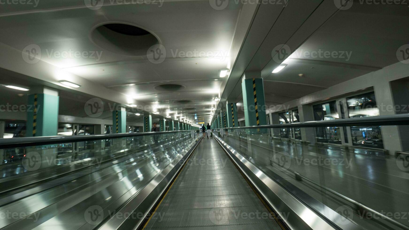 rör på sig gångväg i de flygplats av seoul foto