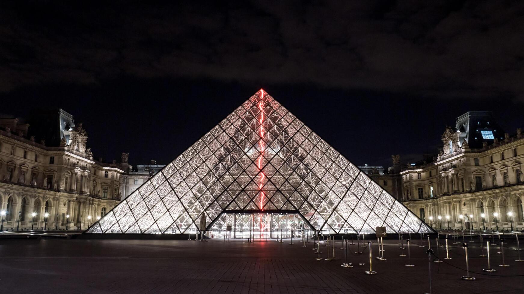 upplyst glas pyramid på de bländskydd, paris foto