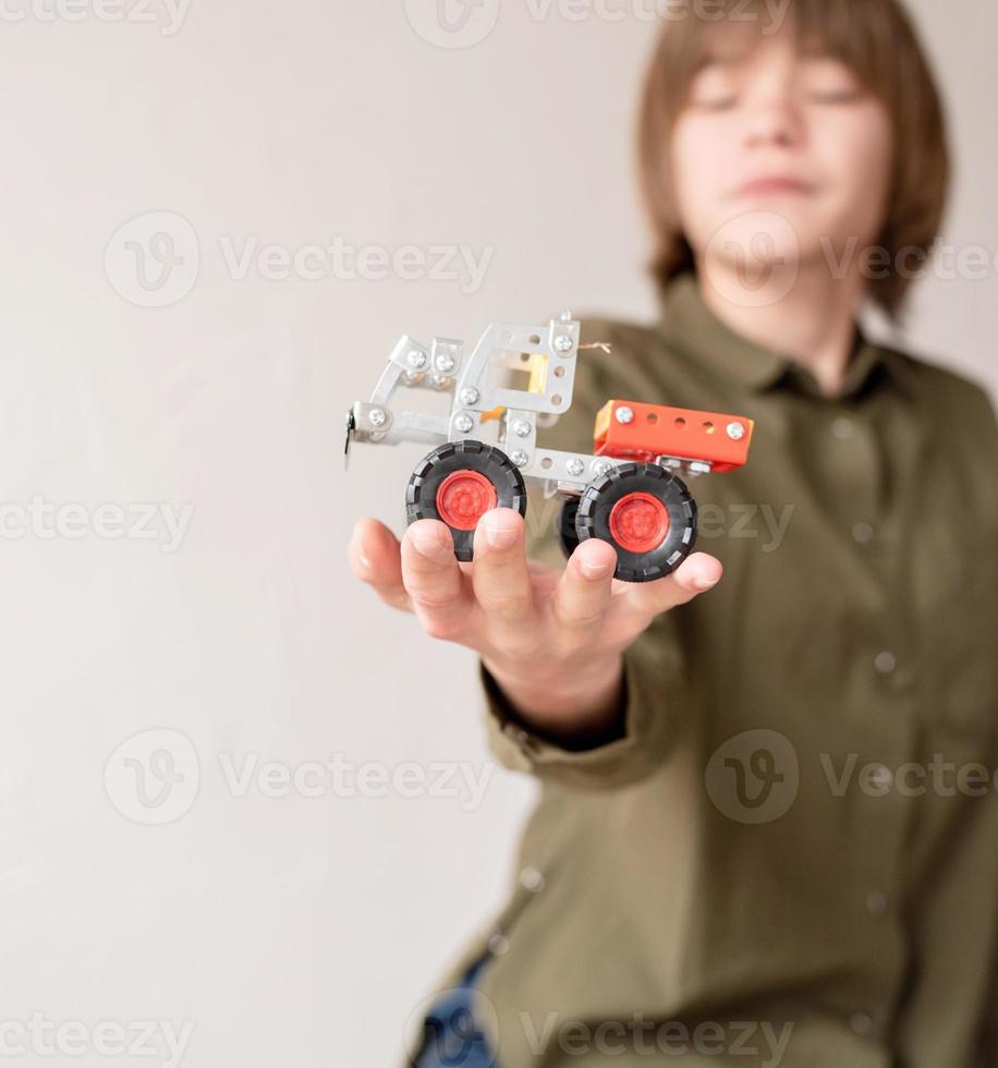pojke som håller en leksaksbil i handen foto