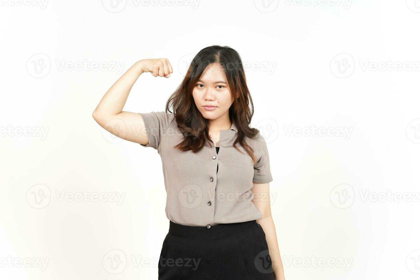som visar styrka vapen av skön asiatisk kvinna isolerat på vit bakgrund foto