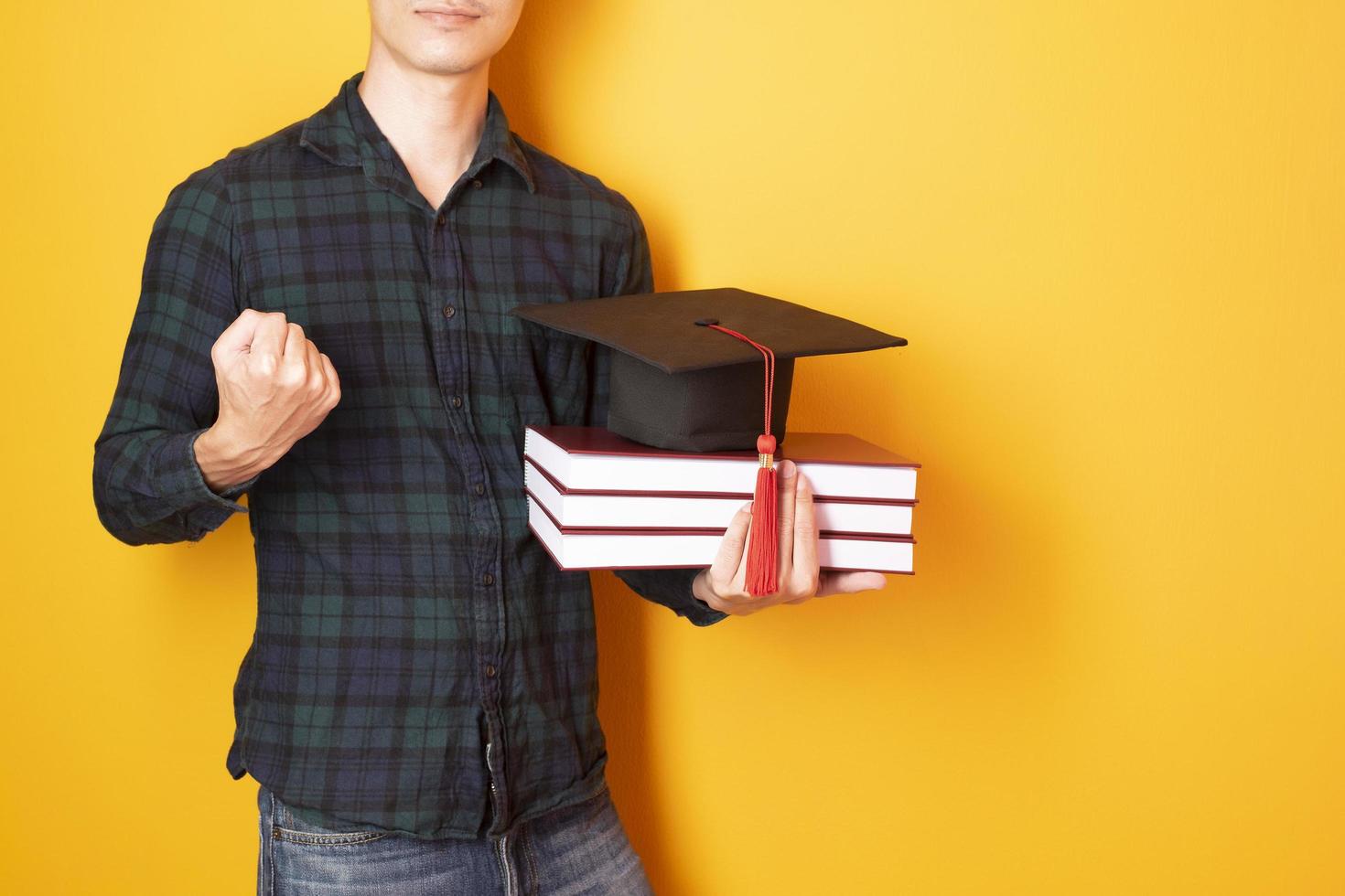 universitet man är nöjd med examen på gul bakgrund foto