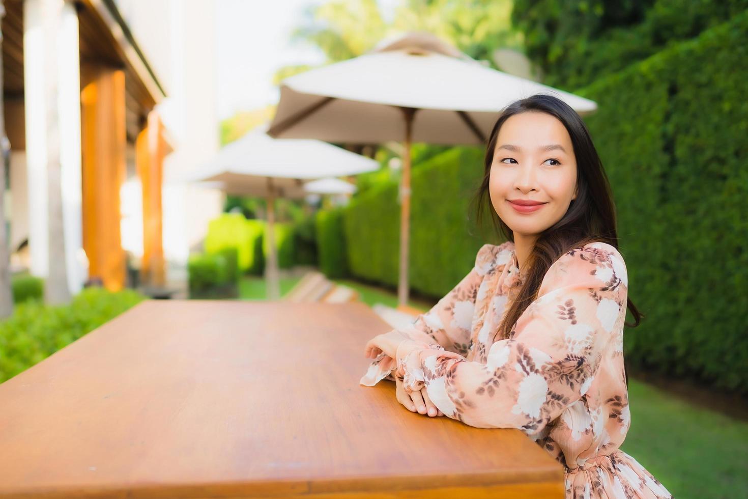 stående vackra unga asiatiska kvinnor lyckligt leende utomhus foto