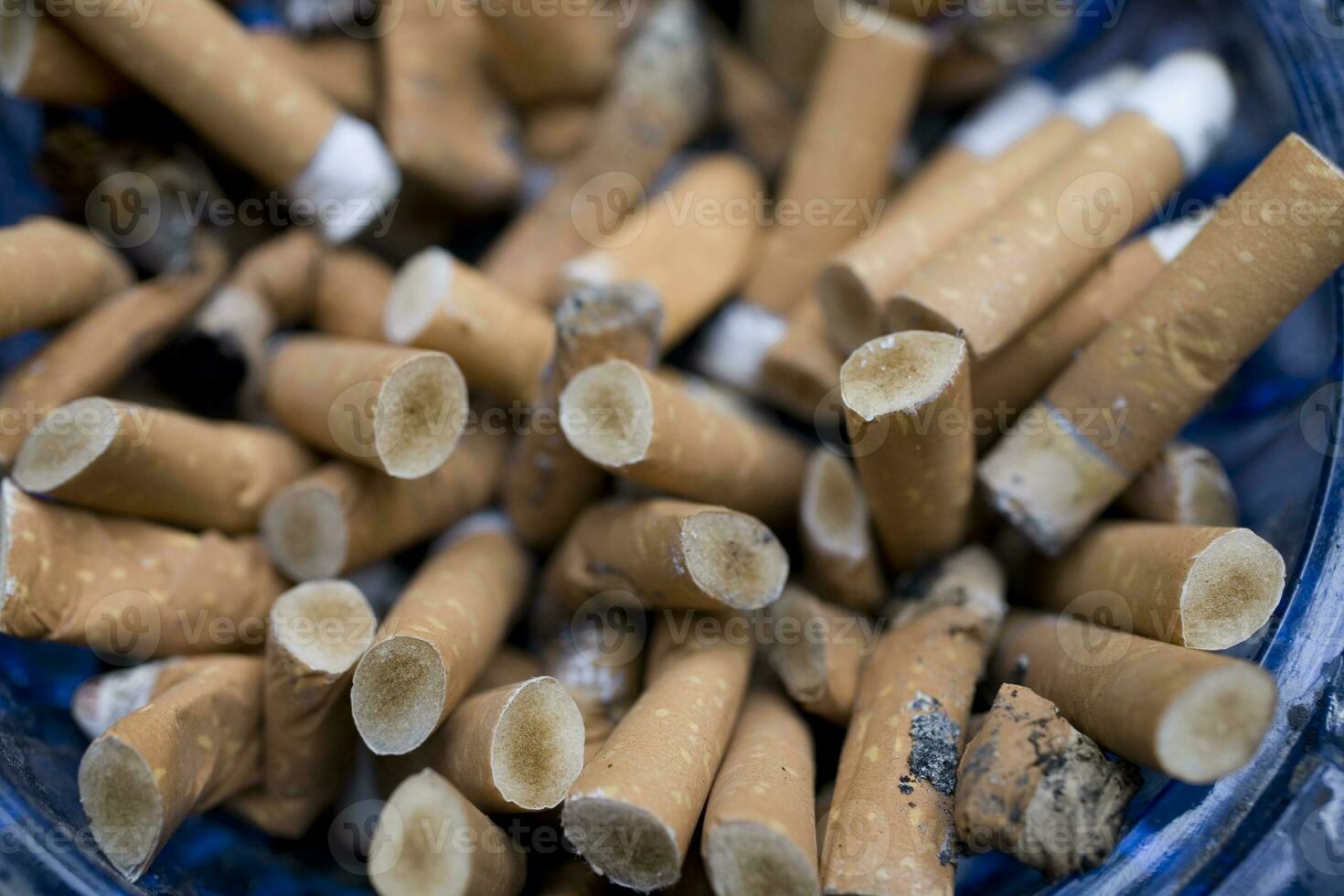 stinkande askkopp full cigarett butts med filtrera foto