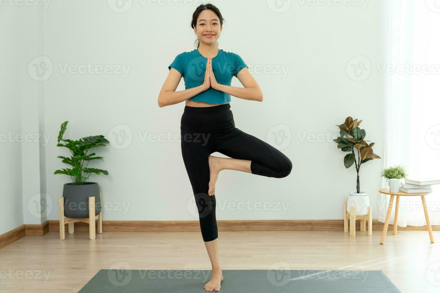 smal kvinna praktiserande yoga på rum av henne andels eller Hem. asiatisk kvinna håller på med övningar i morgon. balans, meditation, avslappning, lugna, Bra hälsa, Lycklig, koppla av, friska livsstil, diet, smal foto