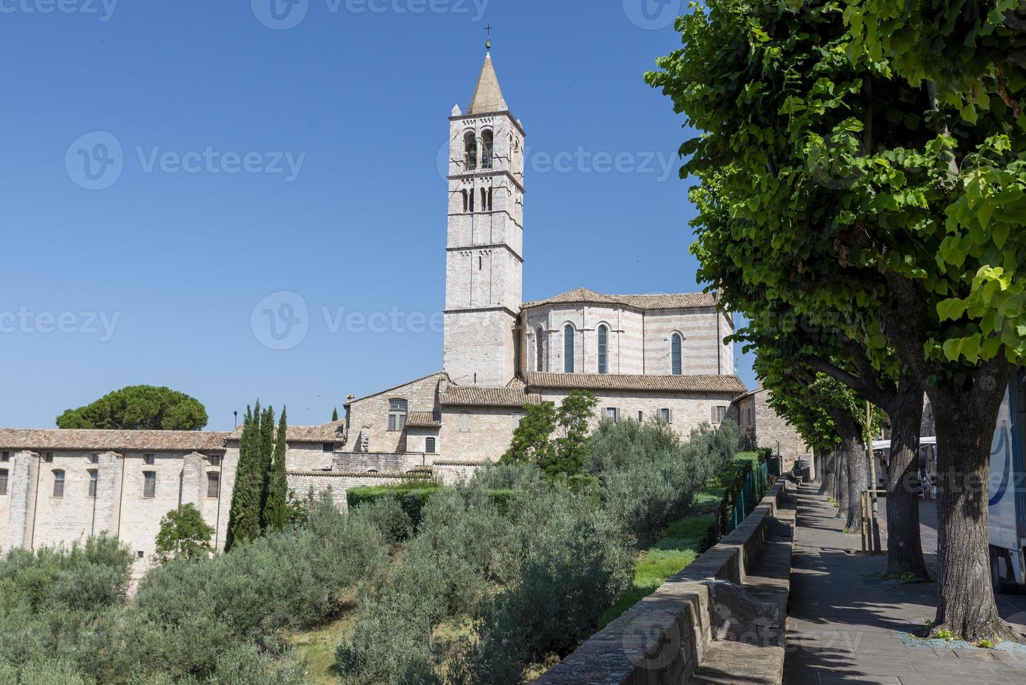 panorama över basilikan Santa Chiara di Assisi foto