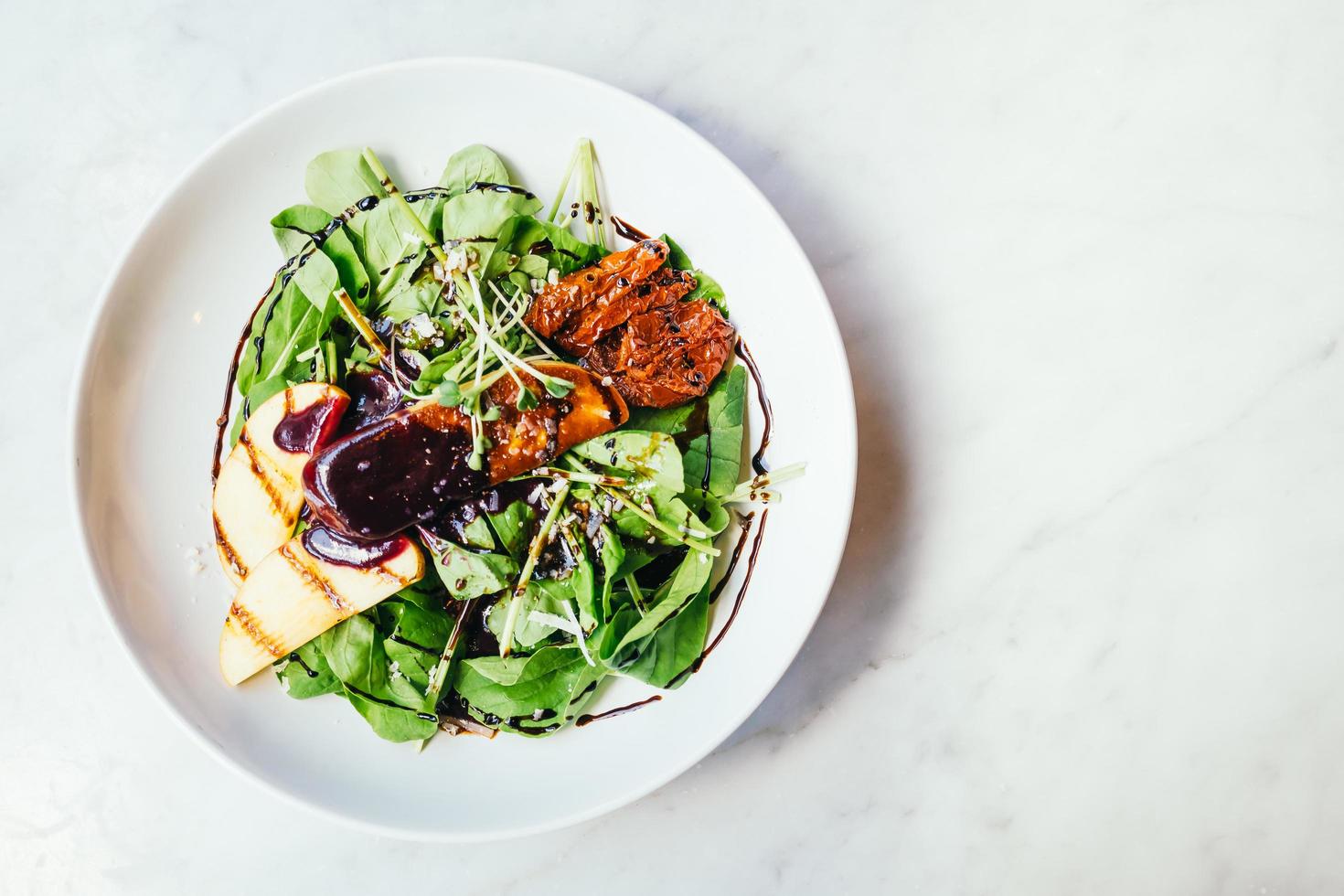 foie gras med grönsaksallad foto