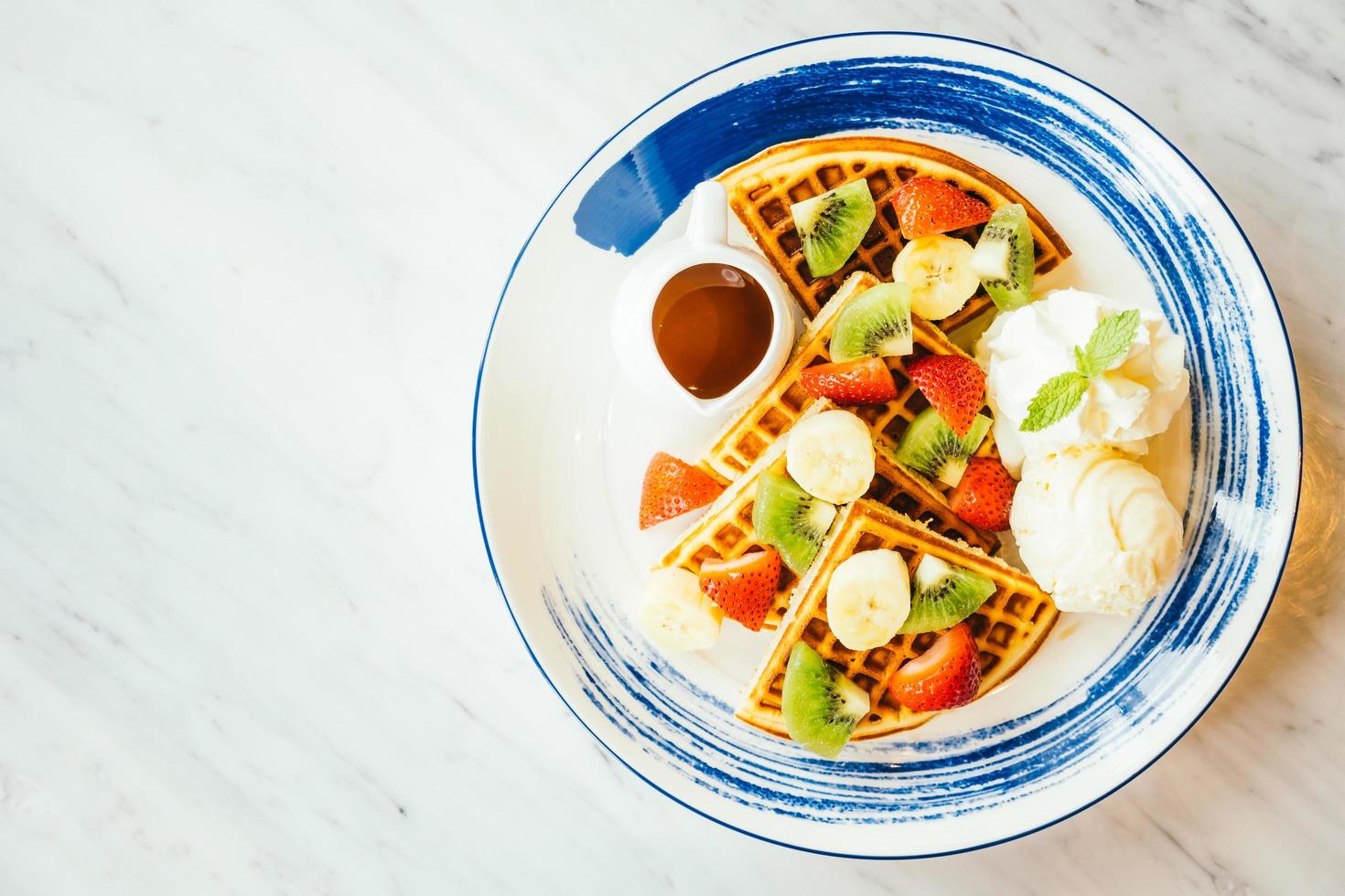 blandad frukt ovanpå pannkaka och glass foto