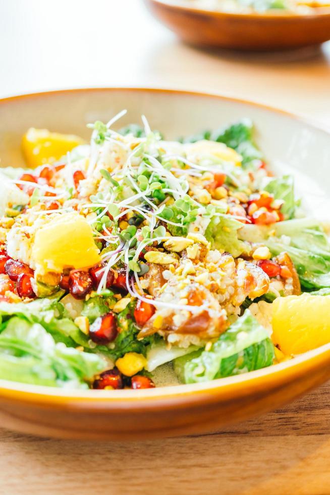 grillad kyckling med grönsak och granatäpple, fruktsallad i tallrik - bearbetning av färgfilter foto