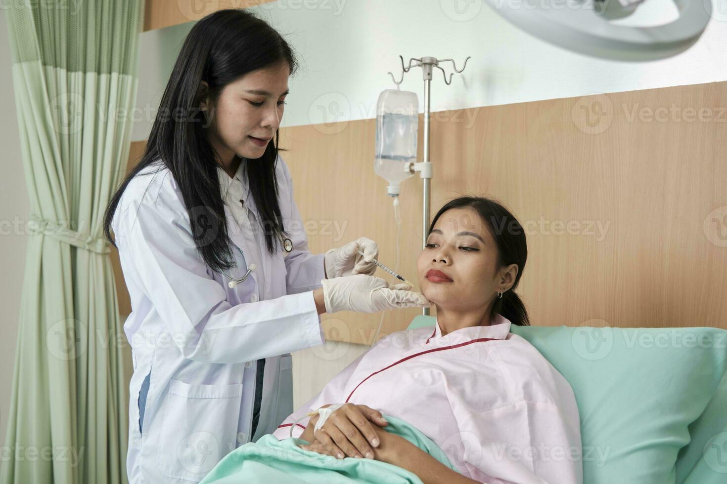 asiatisk kvinna kosmetisk läkare injicera bOTOX in i ansikte av kvinna patient, ansikte vård, hud behandling, och ung åldring med kropp hudvård på skönhet klinik sjukhus, och kosmologi medicinsk. foto