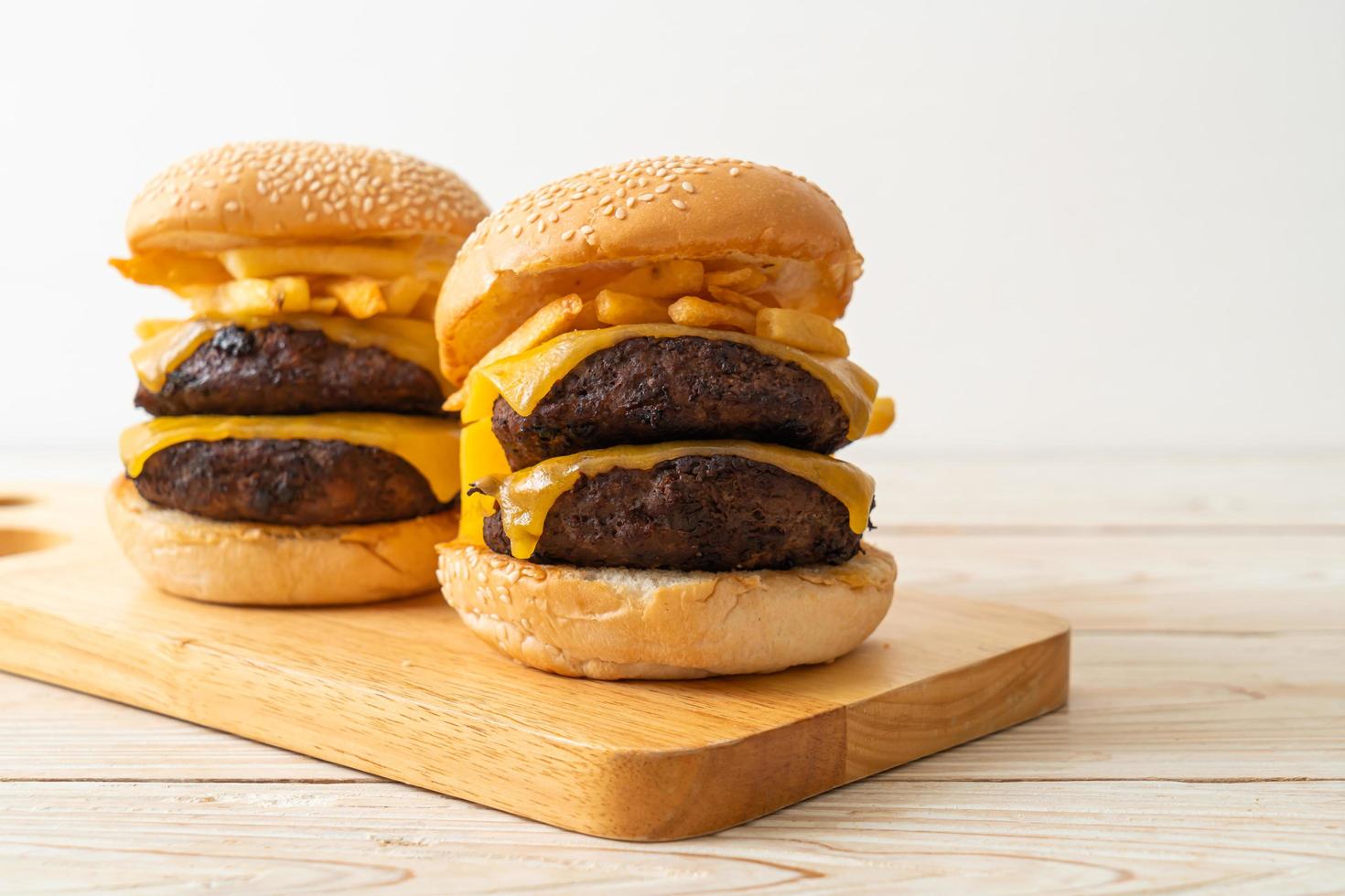 hamburgare eller nötköttburgare med ost och pommes frites - ohälsosam matstil foto