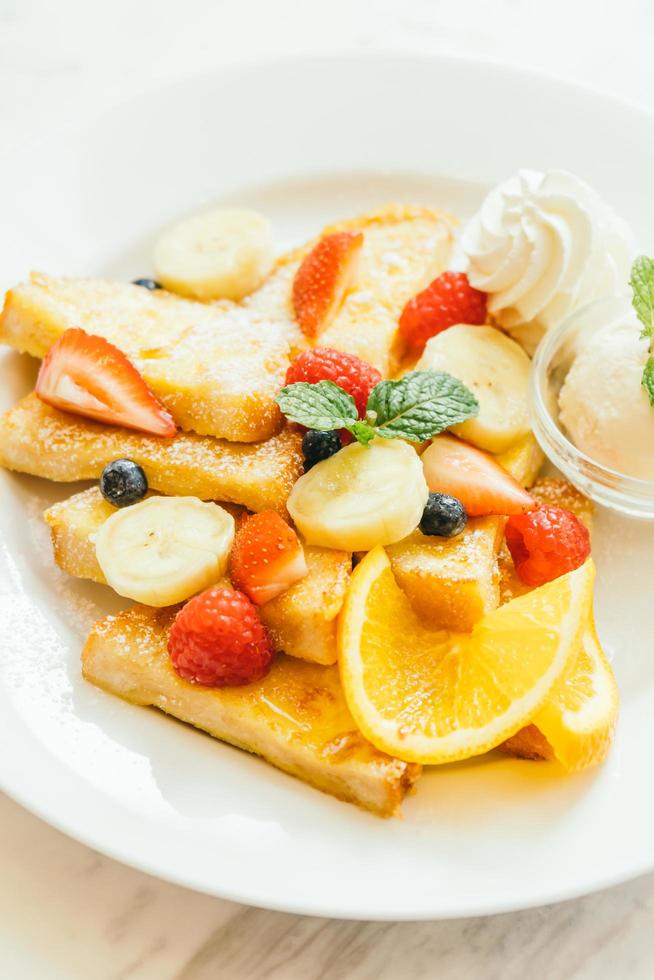 pannkaka och bröd toast med blandad frukt foto