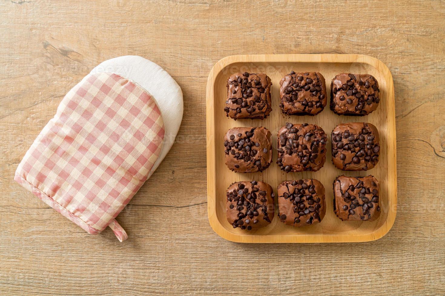 mörk choklad brownies med chokladflis på toppen foto