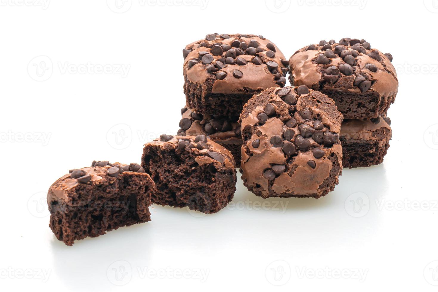 mörk choklad brownies med chokladflis på toppen foto