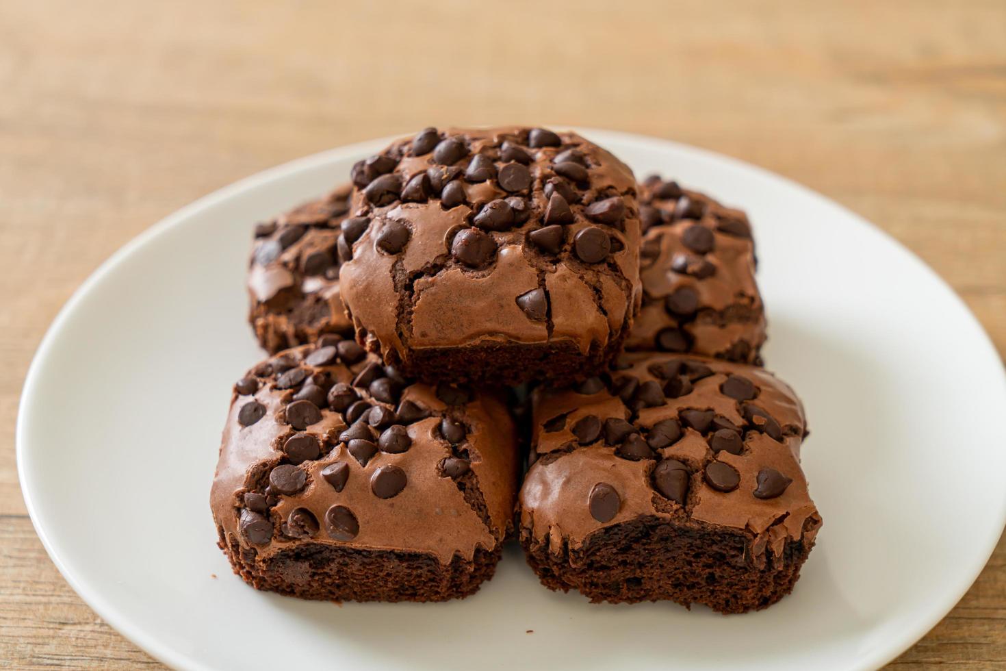 mörk choklad brownies med chokladflis på toppen foto