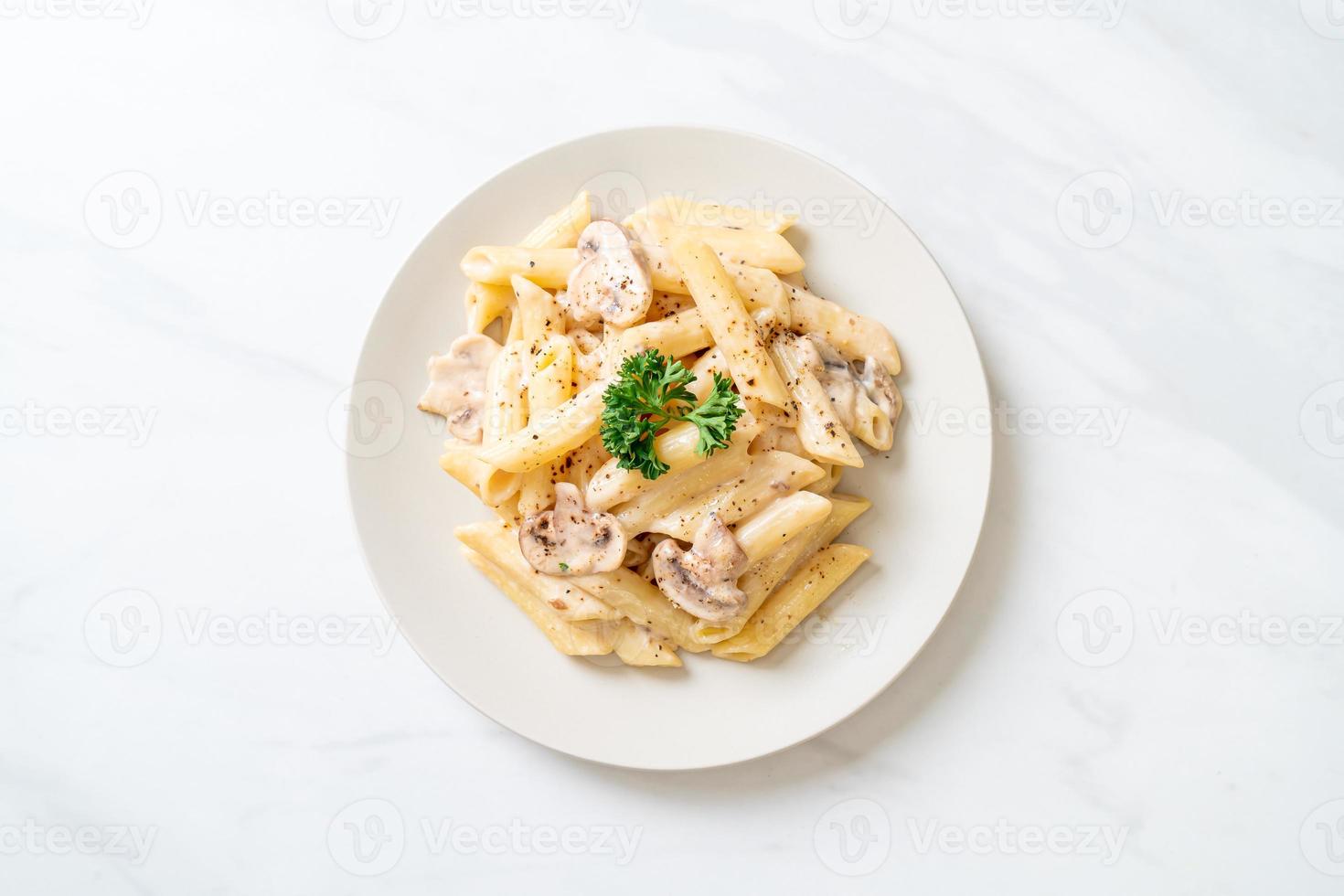 penne pasta carbonara gräddsås med svamp - italiensk matstil foto