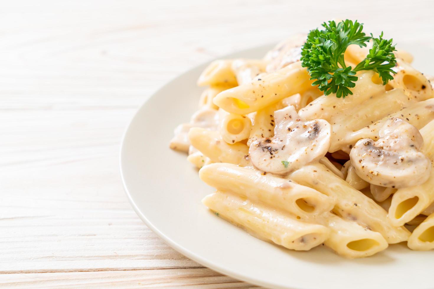 penne pasta carbonara gräddsås med svamp - italiensk matstil foto