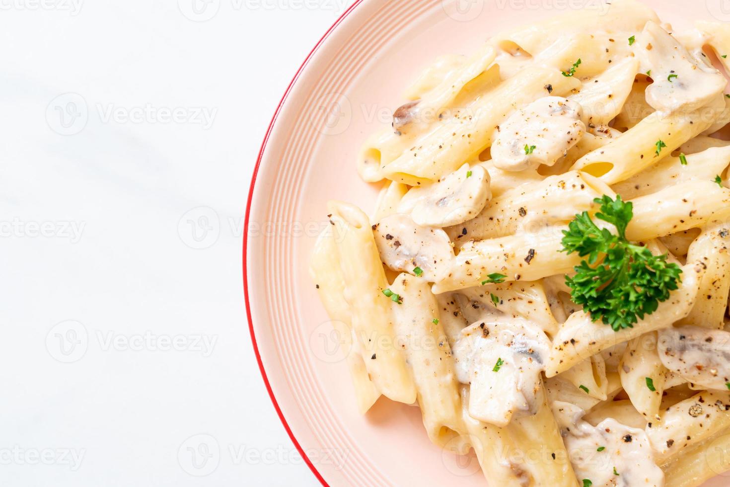 penne pasta carbonara gräddsås med svamp - italiensk matstil foto