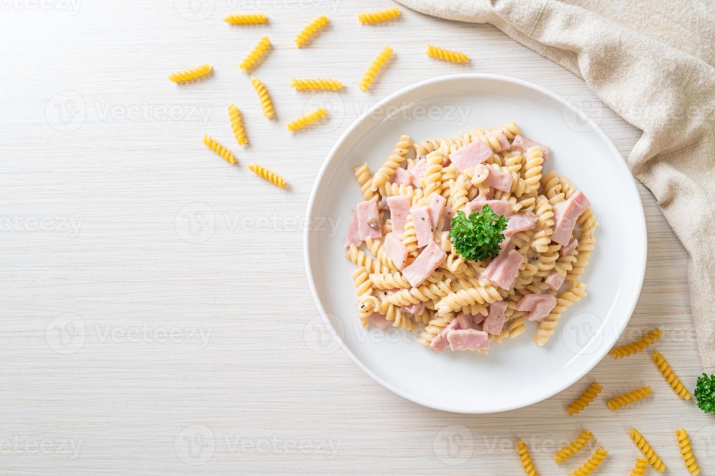 spirali eller spiral pasta svamp grädde sås med skinka - italiensk matstil foto