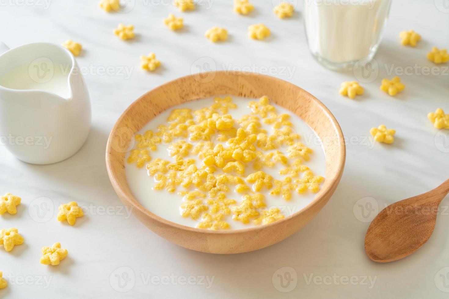 fullkornsspannmål med färsk mjölk till frukost foto