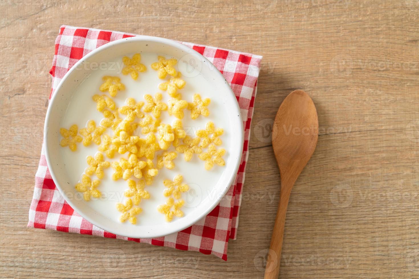 fullkornsspannmål med färsk mjölk till frukost foto