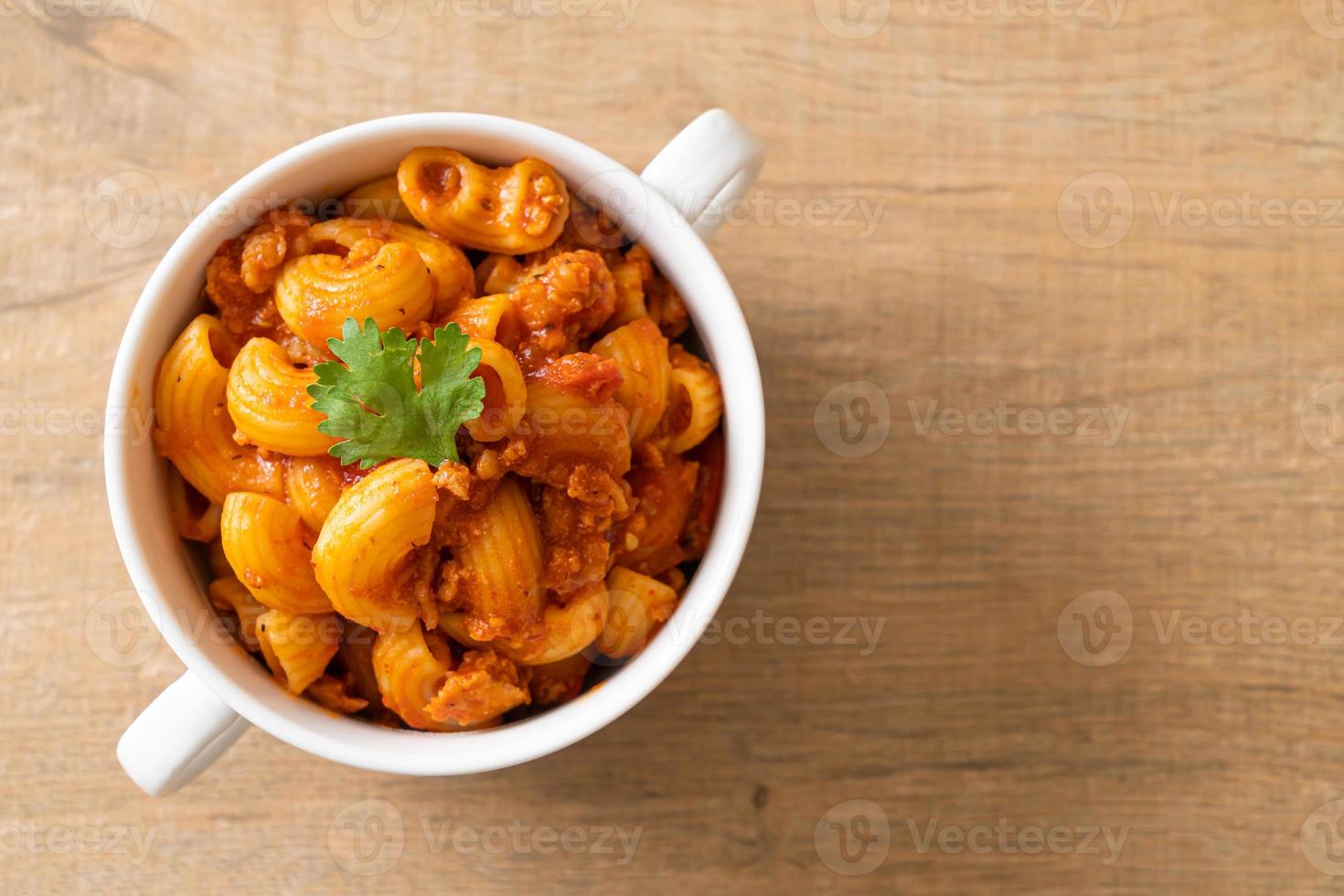 makaroner med tomatsås och köttfärs, amerikansk chop suey, amerikansk gulasch foto