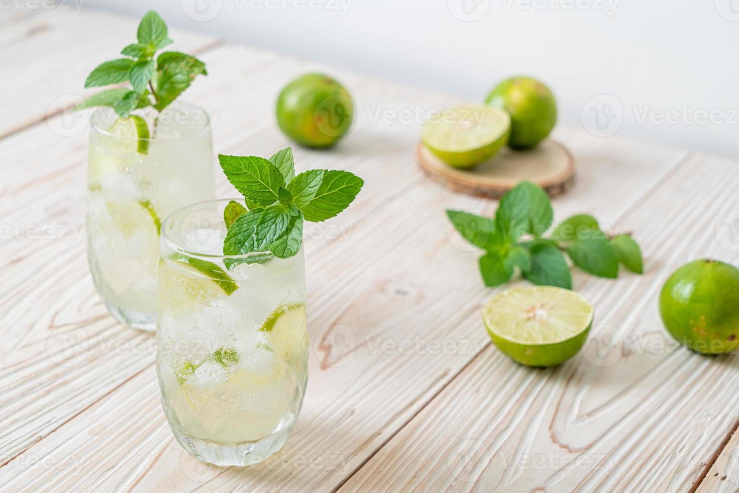 iced lime soda med mynta - uppfriskande drink foto