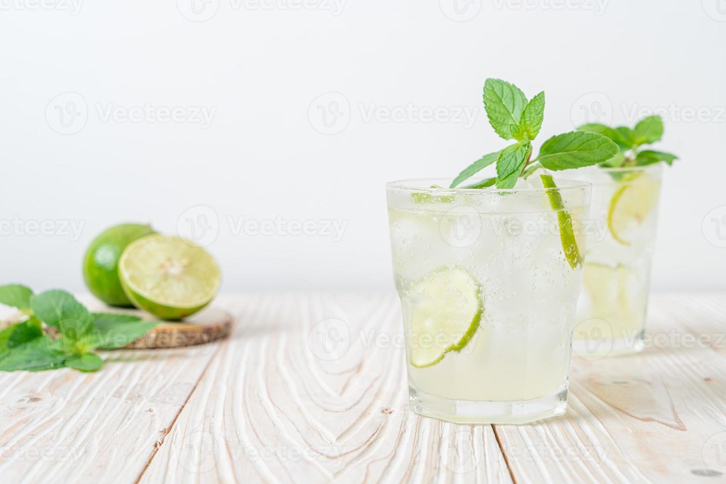 iced lime soda med mynta - uppfriskande drink foto