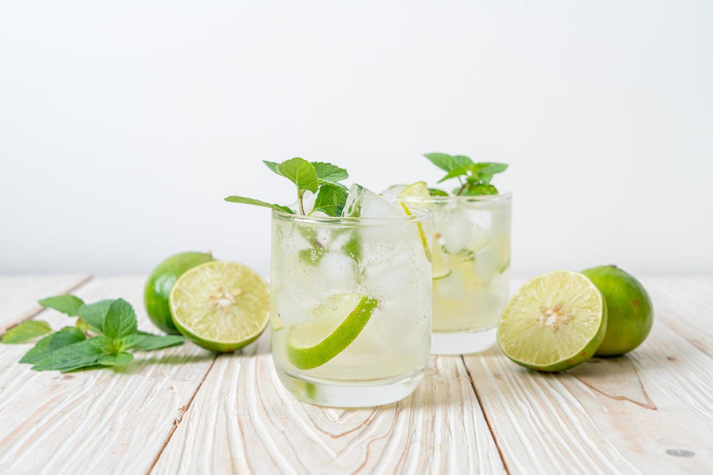 iced lime soda med mynta - uppfriskande drink foto