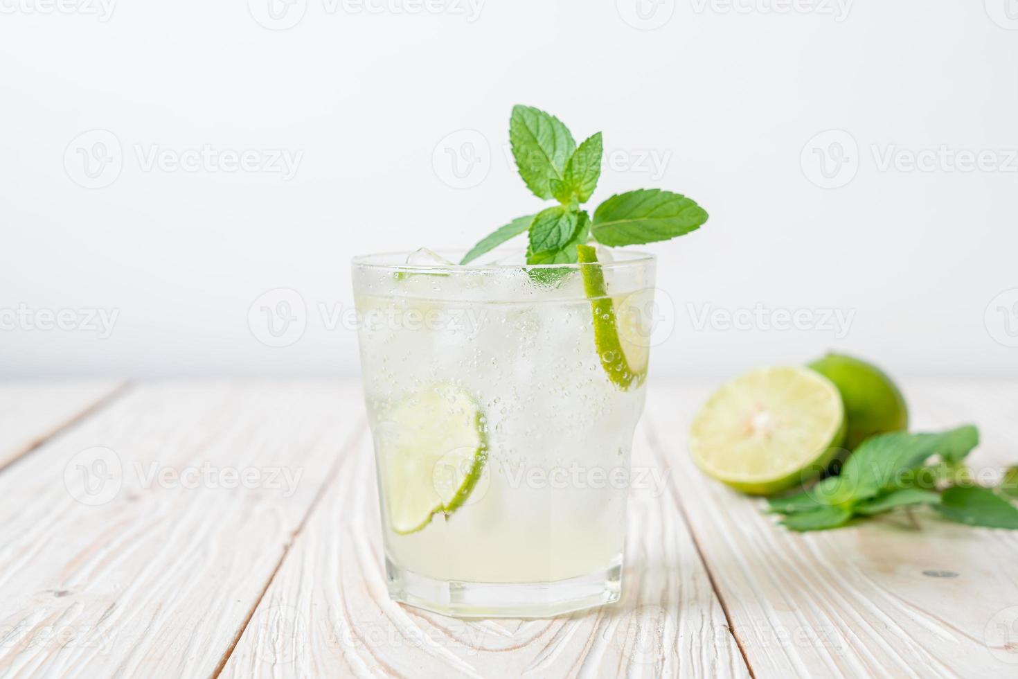 iced lime soda med mynta - uppfriskande drink foto