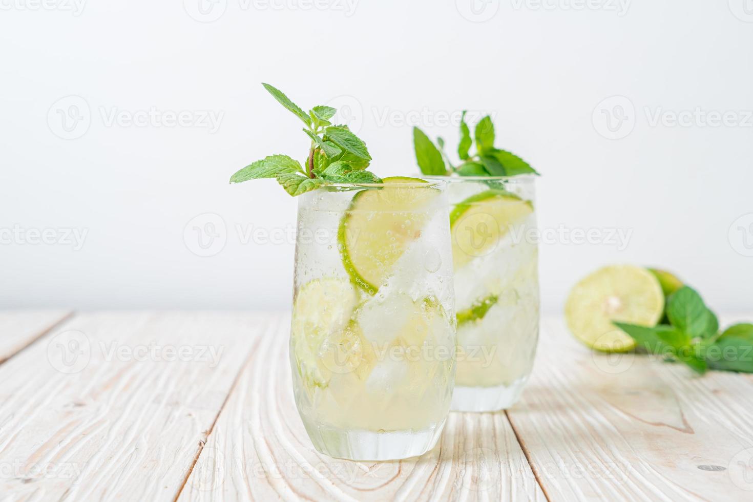 iced lime soda med mynta - uppfriskande drink foto