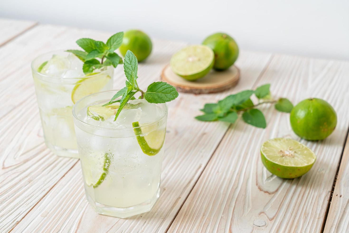iced lime soda med mynta - uppfriskande drink foto