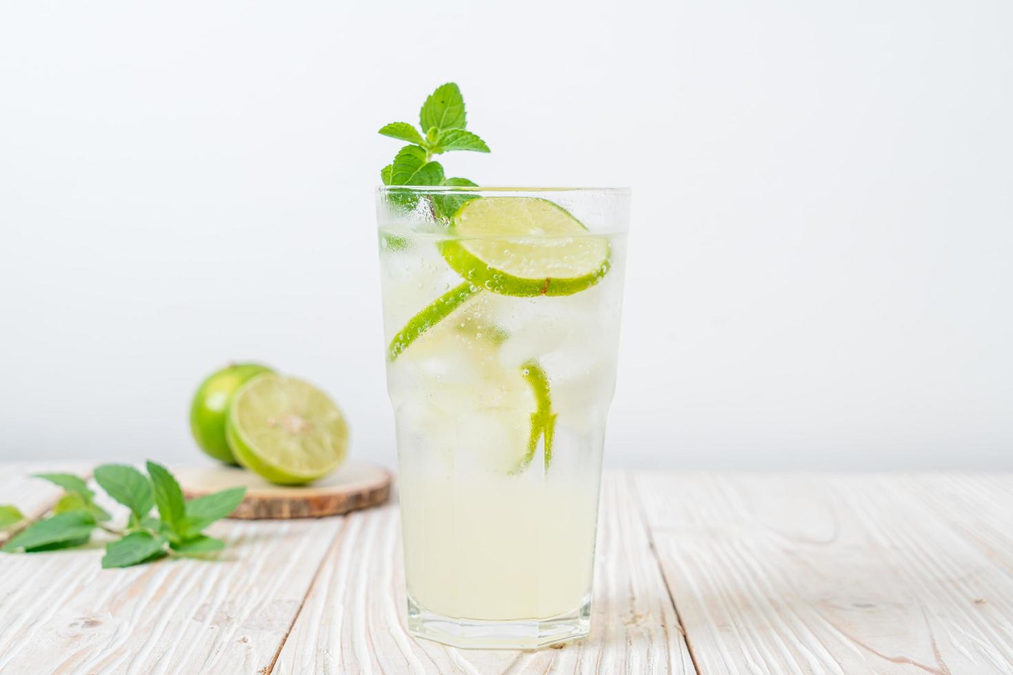 iced lime soda med mynta - uppfriskande drink foto