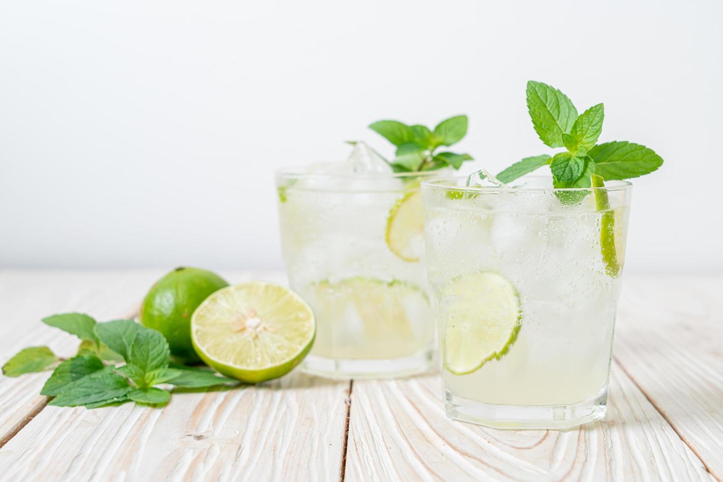 iced lime soda med mynta - uppfriskande drink foto