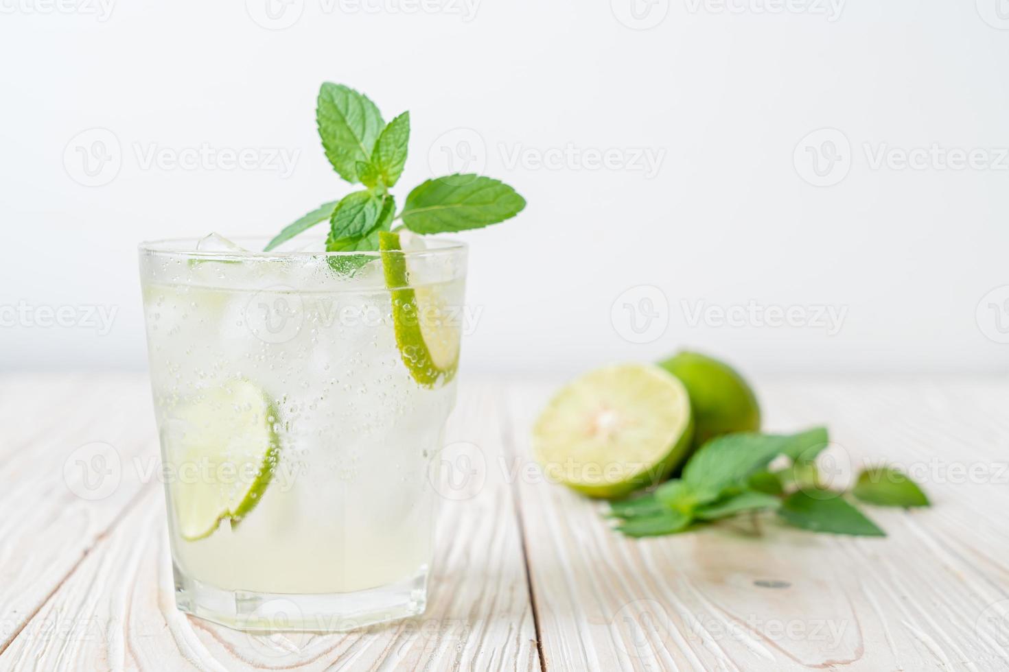 iced lime soda med mynta - uppfriskande drink foto