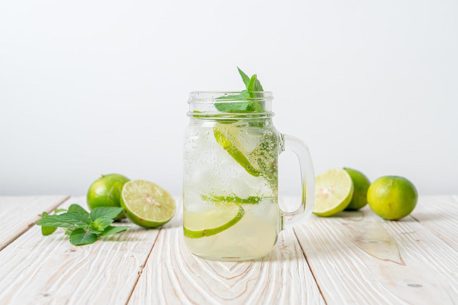 iced lime soda med mynta - uppfriskande drink foto