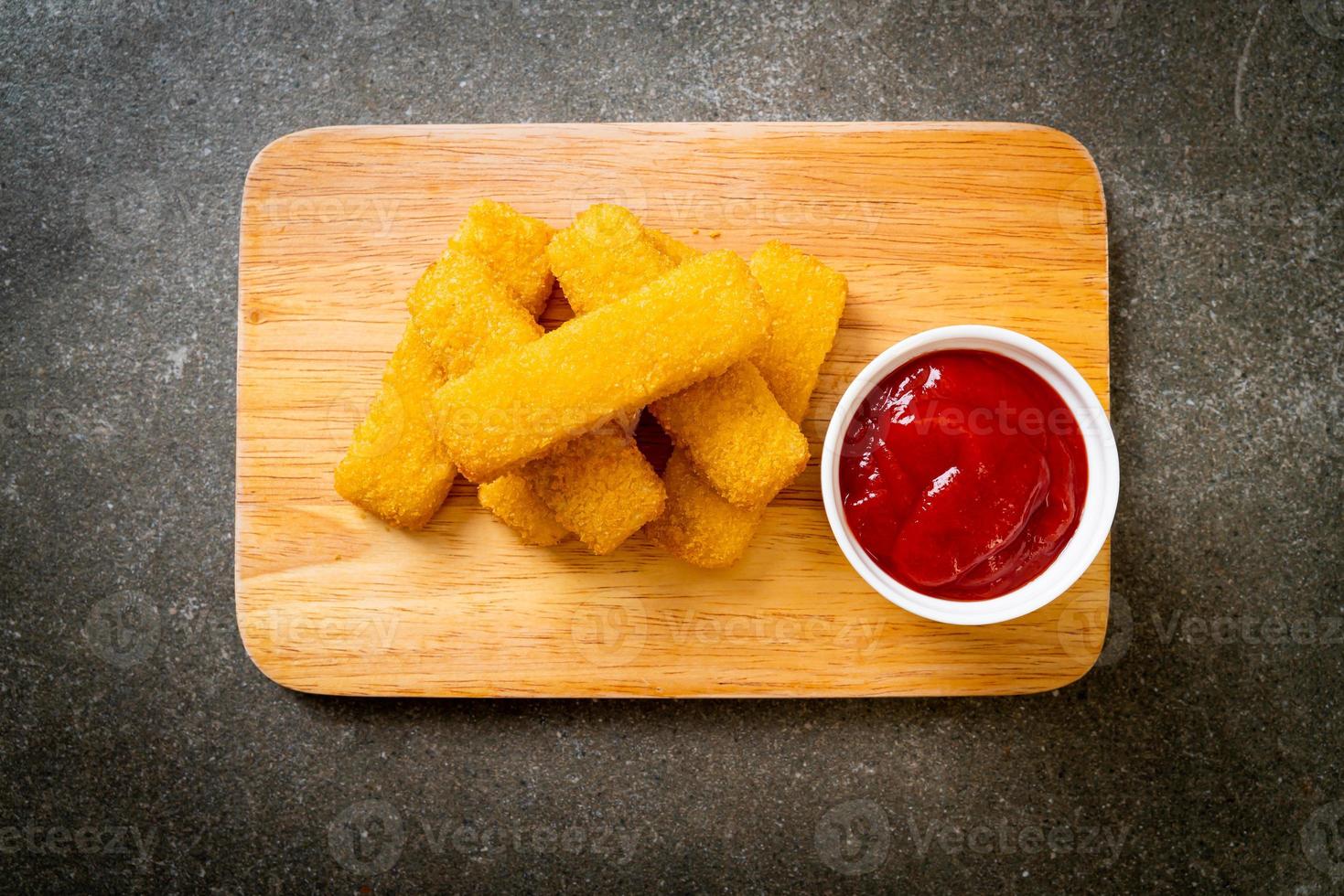 krispiga stekta fiskfingrar med ketchup foto