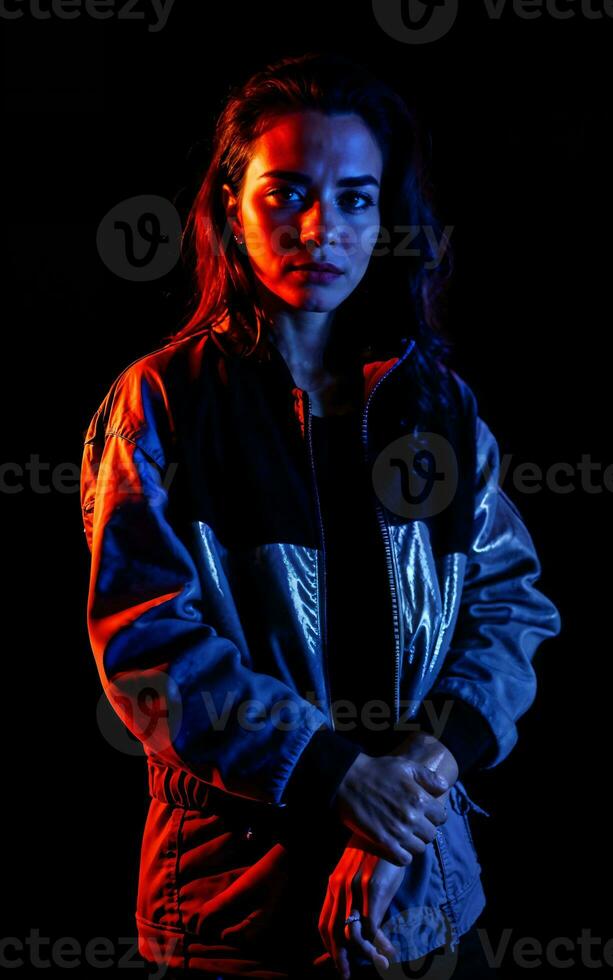 Foto av skön kvinna med blandad röd och blå belysning , generativ ai