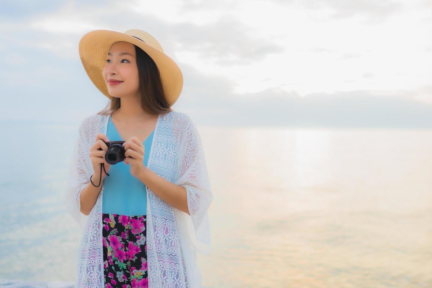 porträtt vackra unga asiatiska kvinnor lyckligt leende koppla av runt havet stranden havet foto