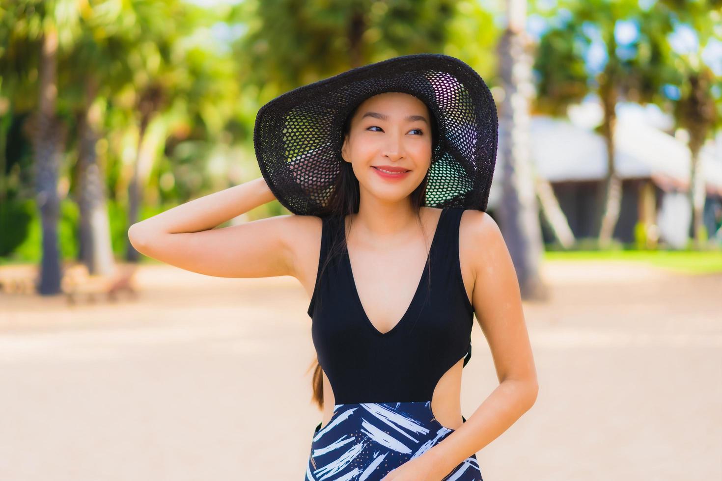 porträtt vackra unga asiatiska kvinnor koppla av leende glad runt havet stranden havet foto