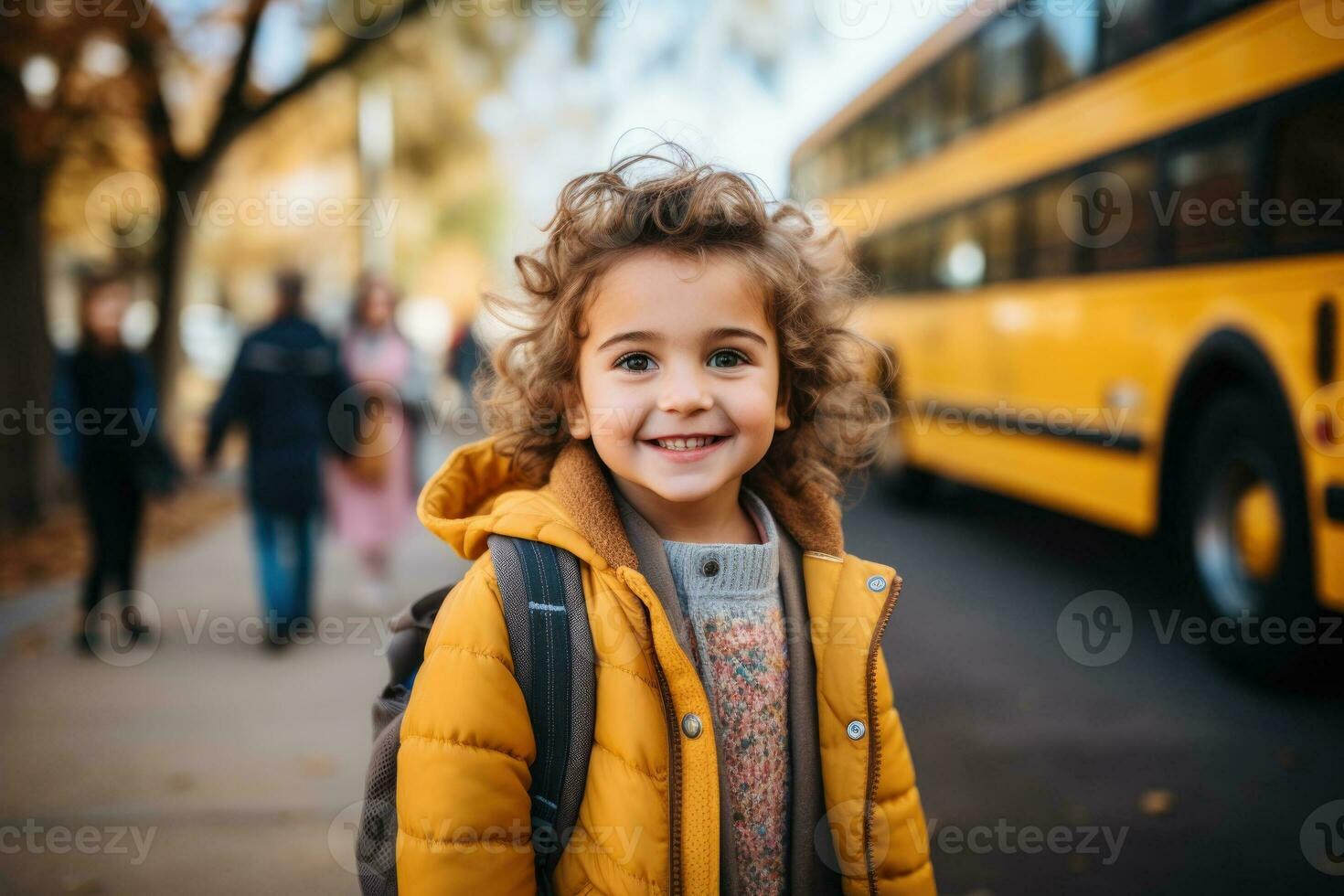 en ung barn ivrigt står i främre av en skola buss redo till gå ombord på en ny äventyr fylld med inlärning och vänskap foto