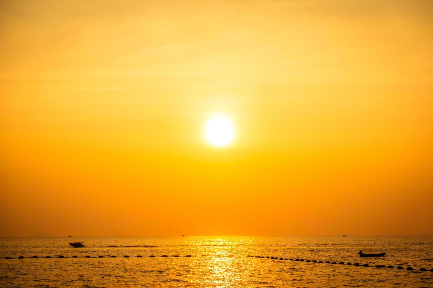 vacker solnedgång på stranden och havet foto