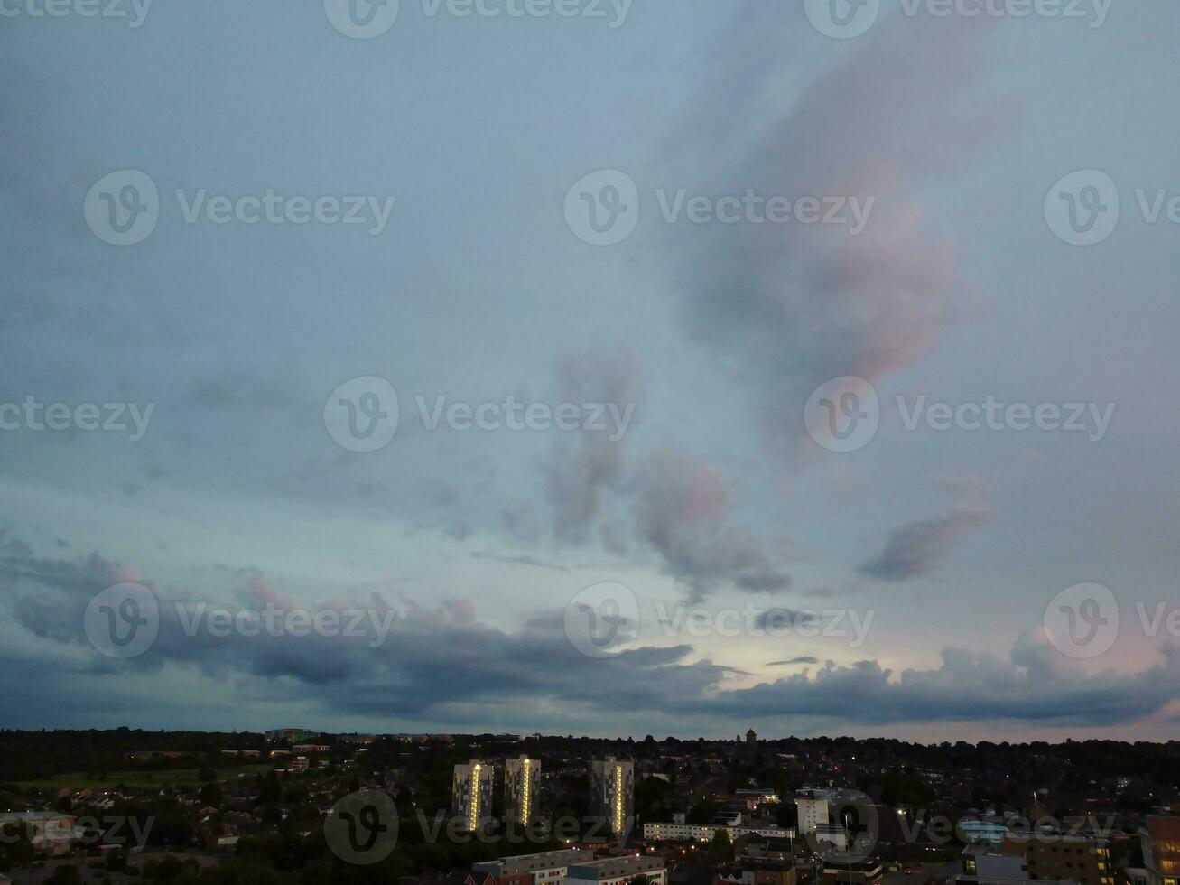 antenn se av upplyst luton stad av England Storbritannien efter solnedgång under natt av sommar. bild var fångad med drönare kamera på sep 1:a, 2023 foto