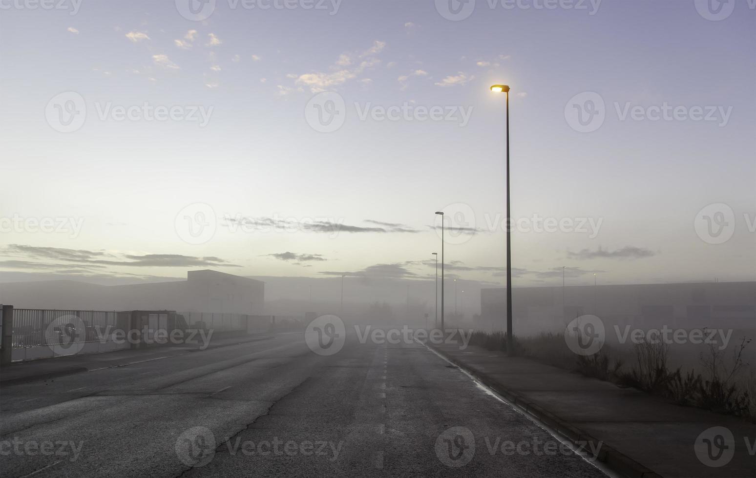 industriområde med dimma foto