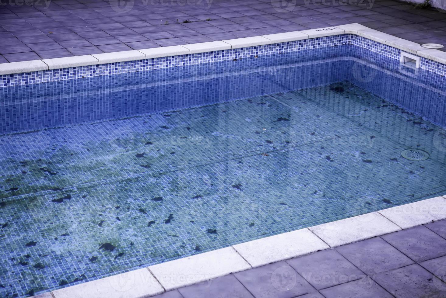 smutsig och övergiven pool foto