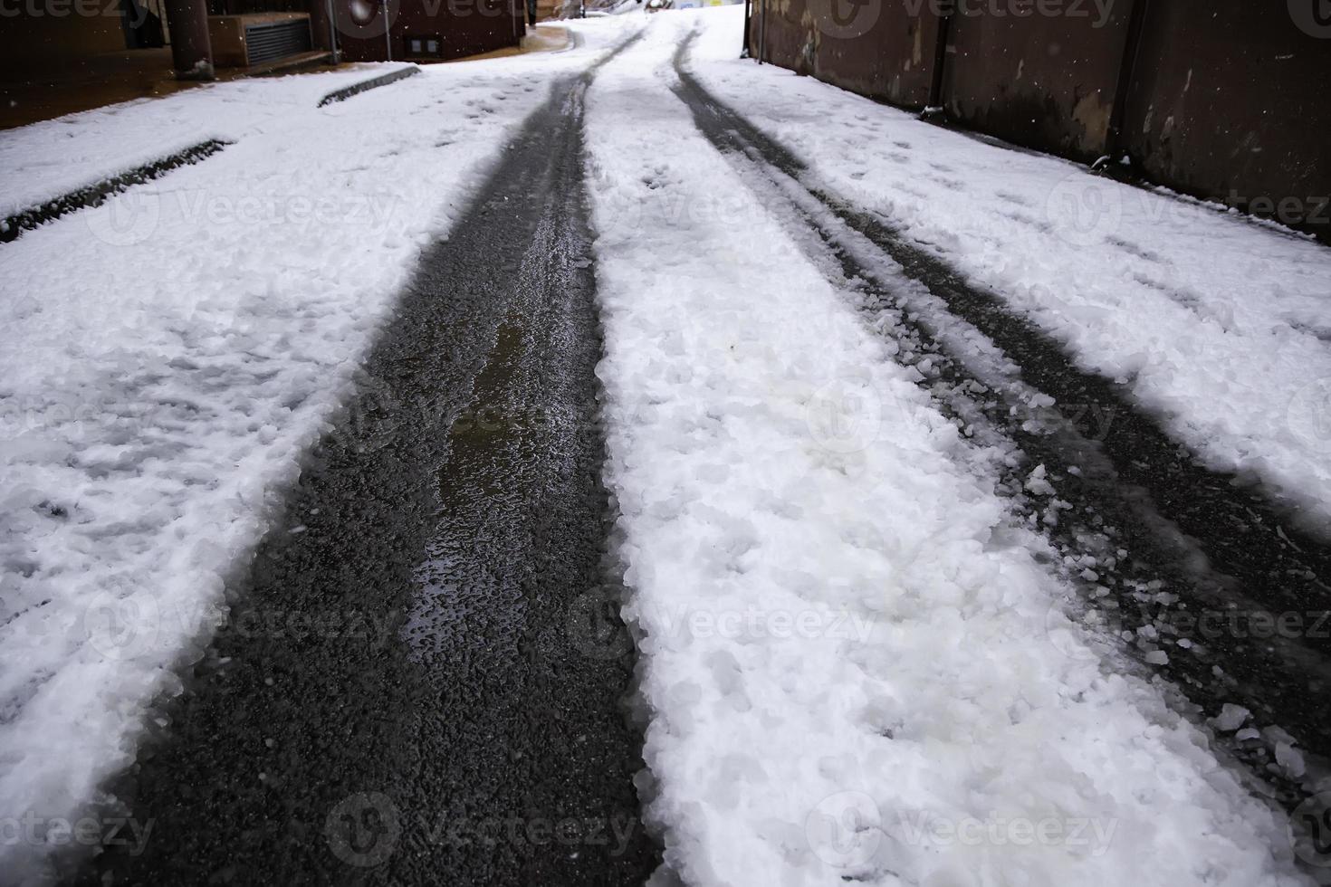 hjulmärken i snö foto