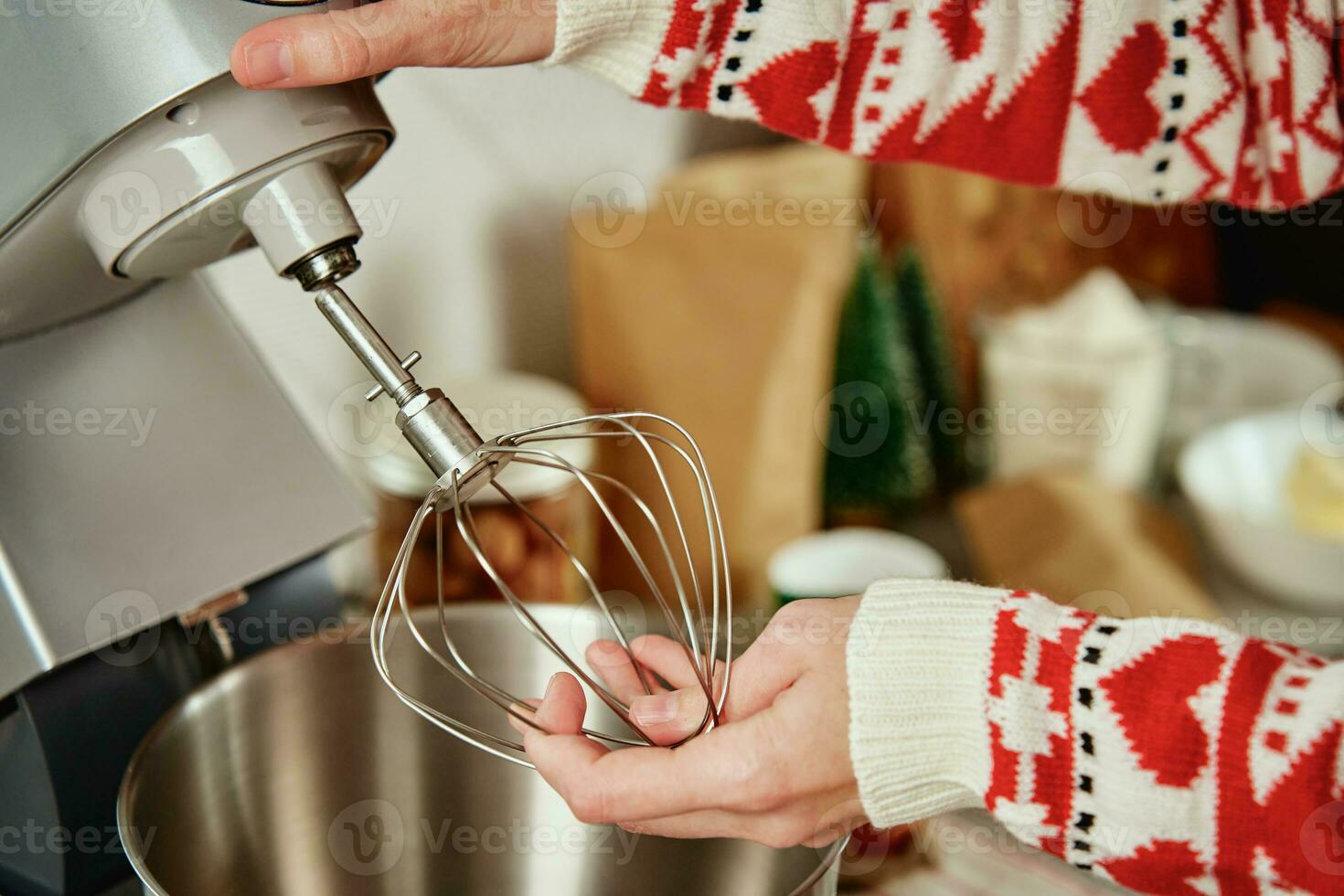 kvinna matlagning på Hem kök, använda sig av elektrisk mixer till framställning deg foto