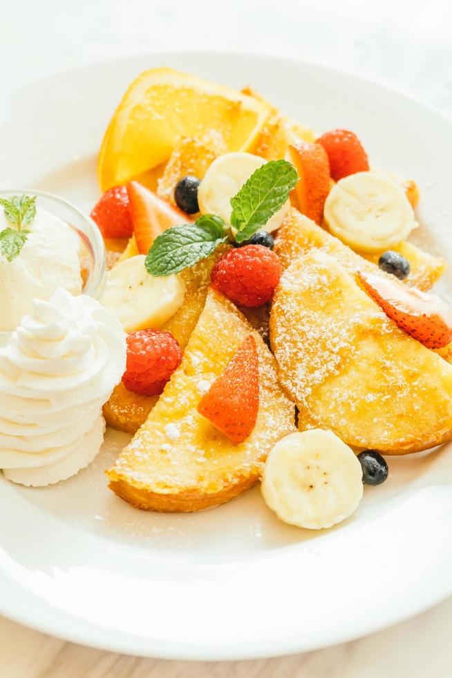 pannkaka och bröd toast med blandad frukt foto