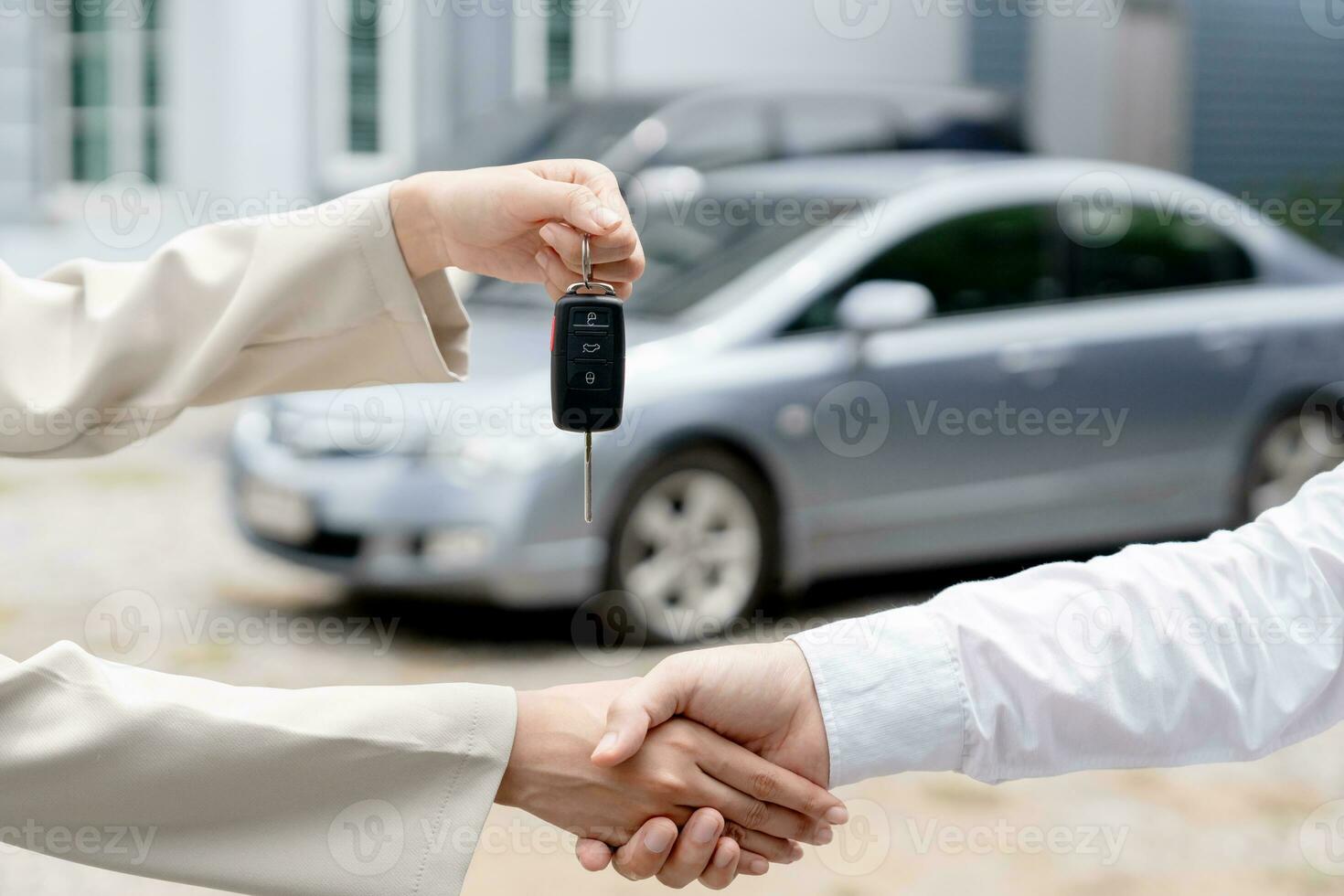 hyra, uthyrning bil, sälja, köpa. återförsäljare chef skicka bil nycklar till de ny ägare. försäljning, lån kreditera finansiell, hyra fordon, försäkring, hyra, säljare, handlare, avbetalning, bil vård företag foto